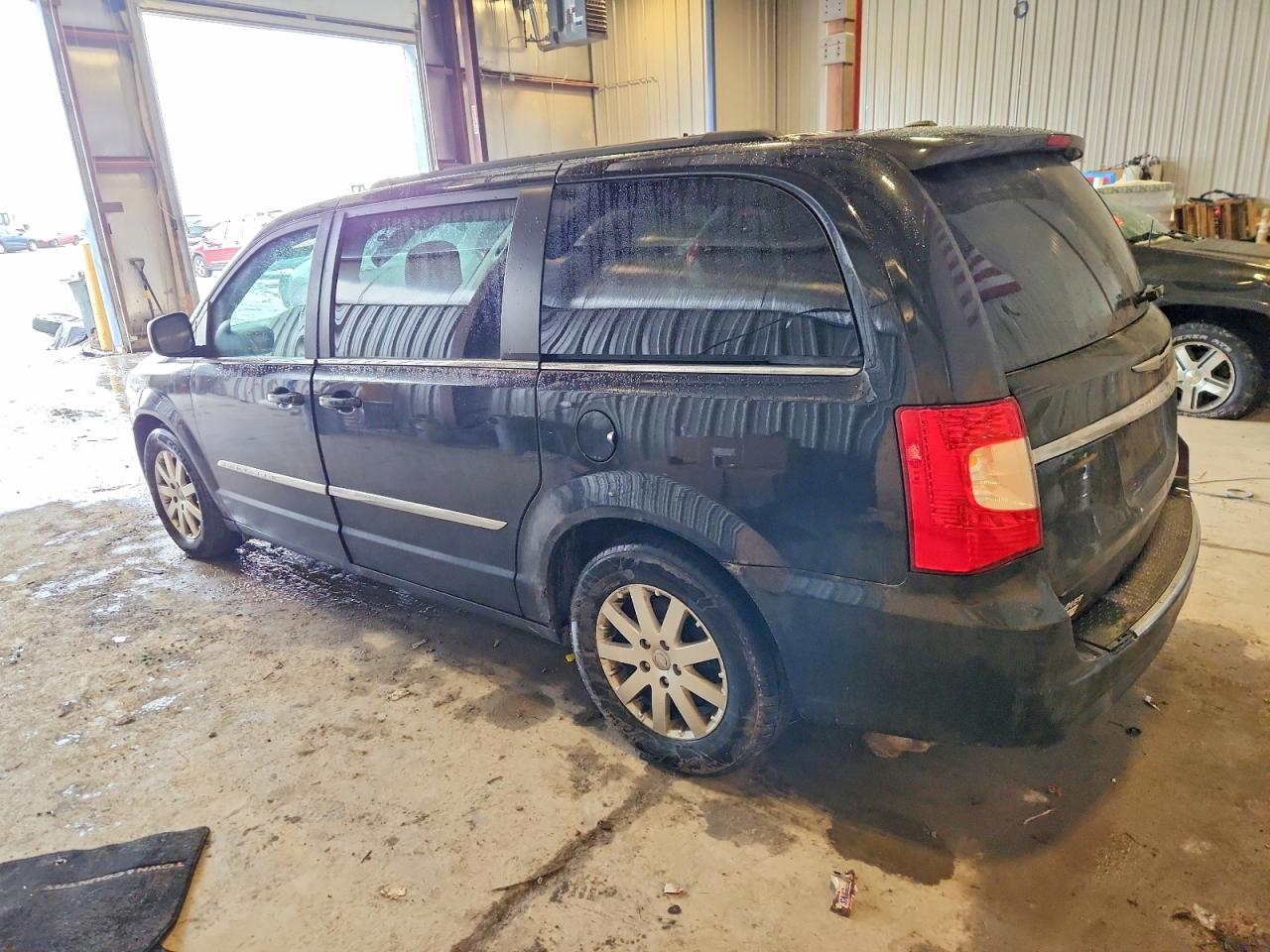 2013 CHRYSLER TOWN & COUNTRY TOURING photo 2