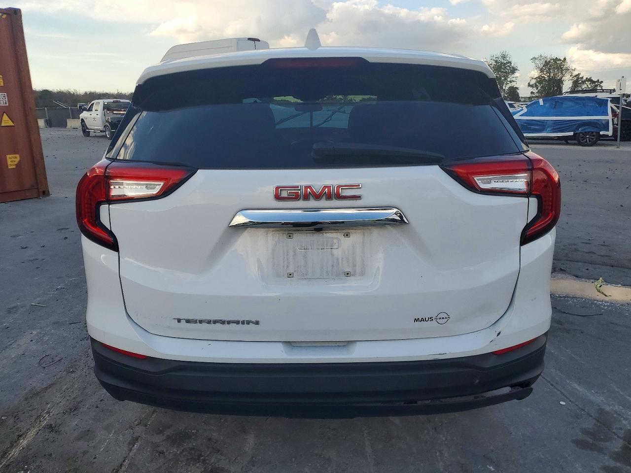 2024 GMC TERRAIN SLE photo 6