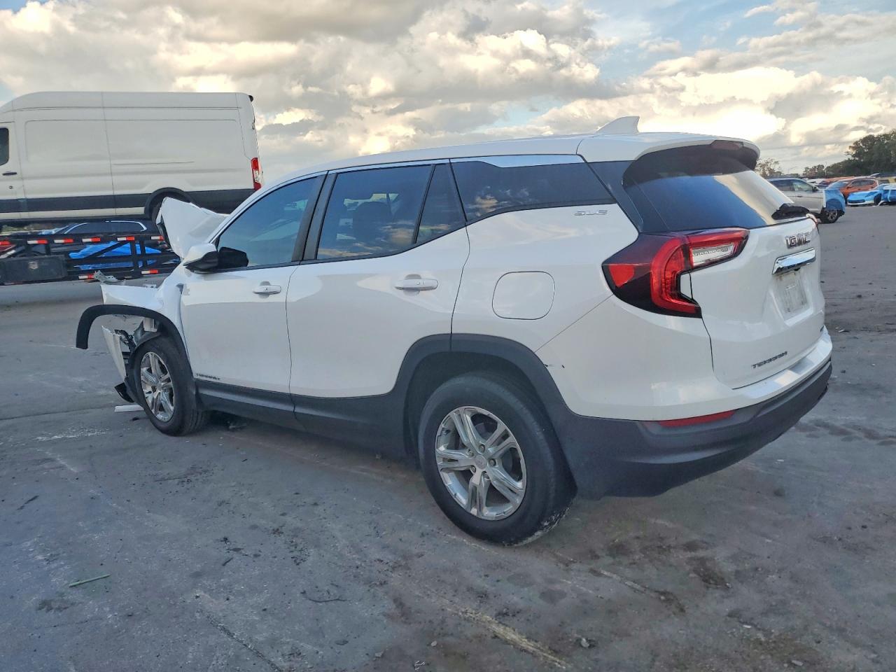 2024 GMC TERRAIN SLE photo 2