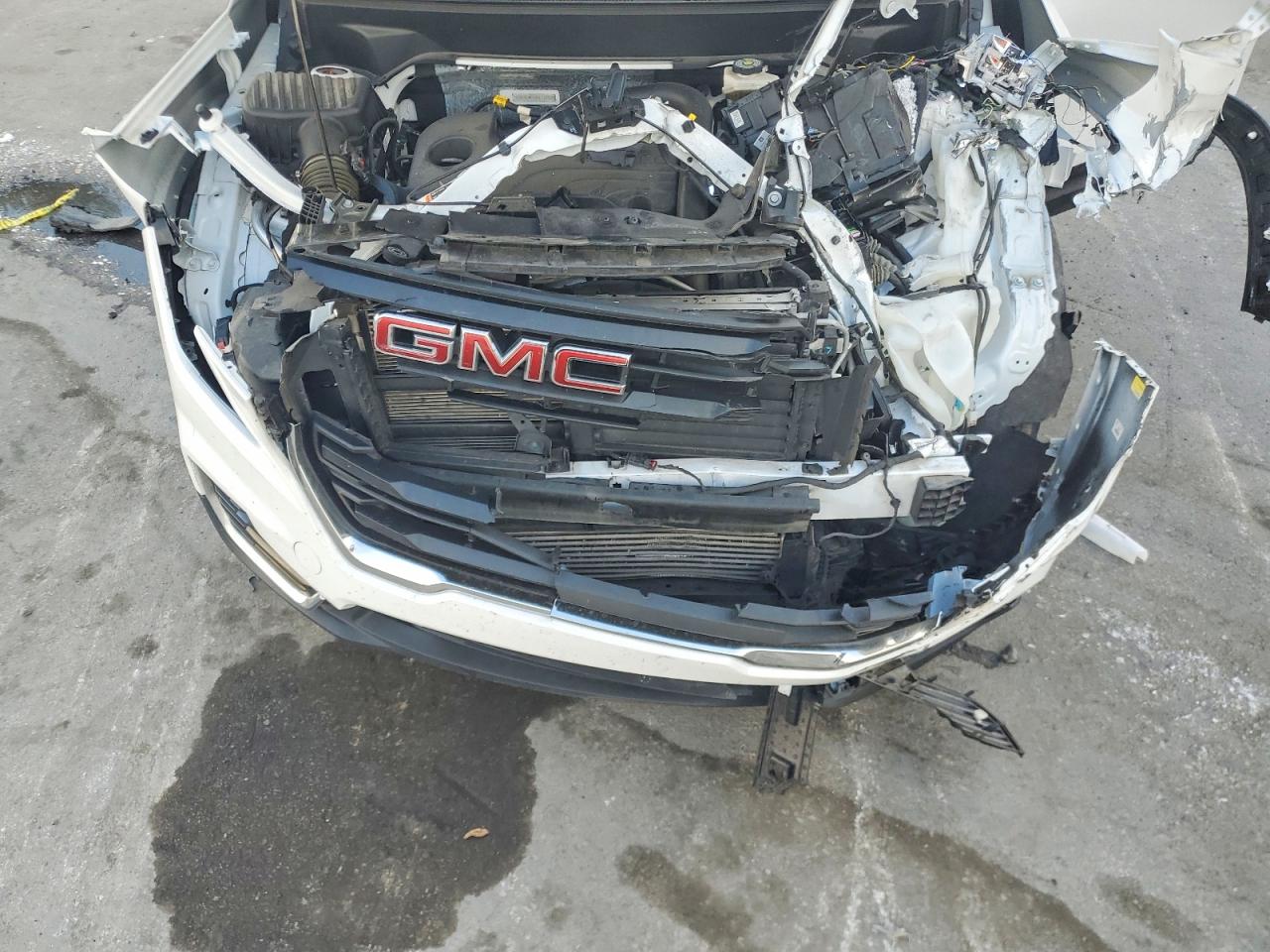 2024 GMC TERRAIN SLE photo 12