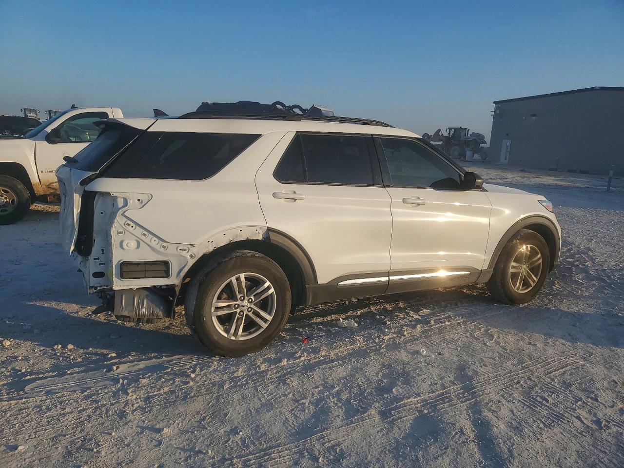 2023 FORD EXPLORER XLT photo 3