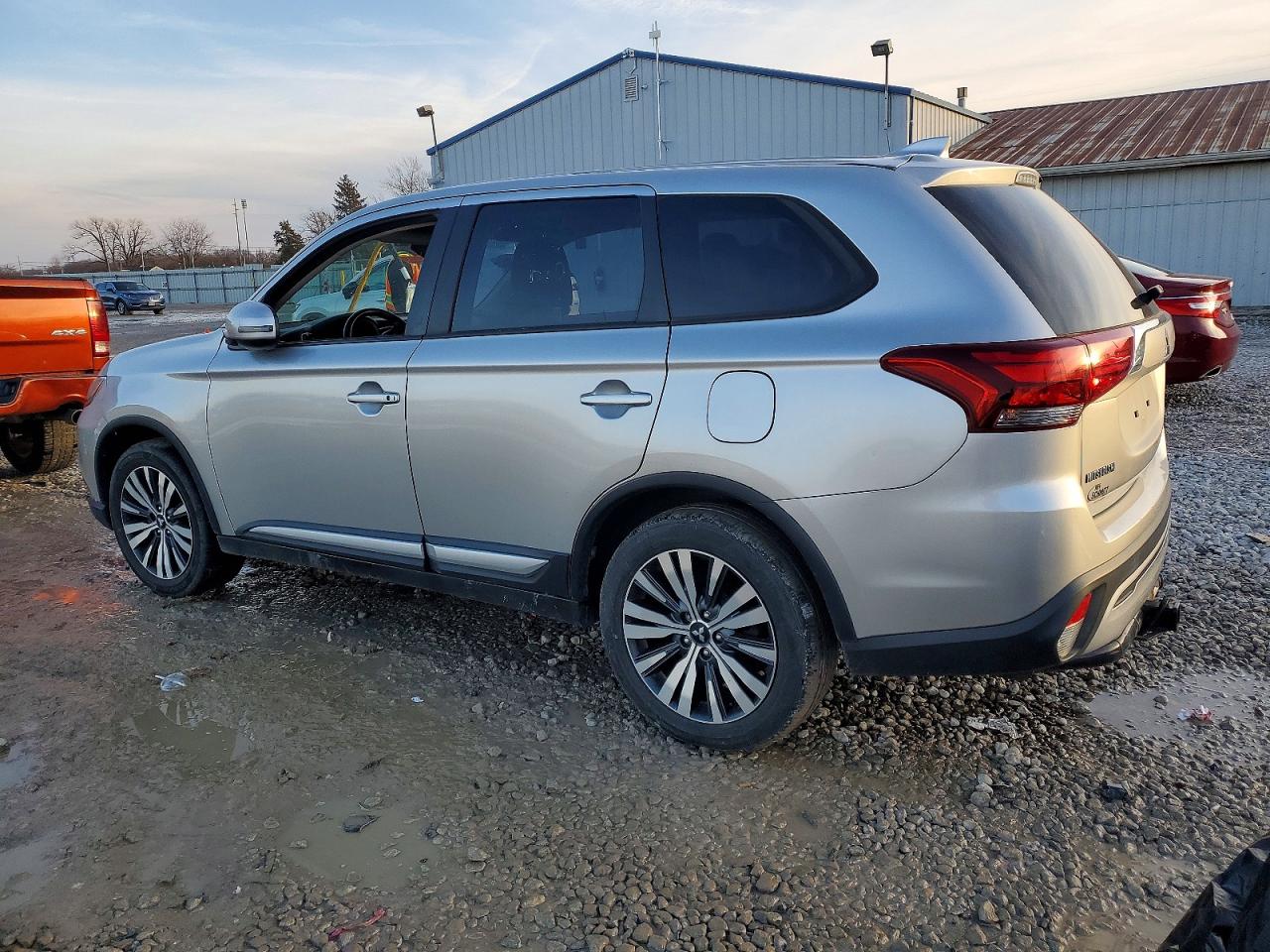 2019 MITSUBISHI OUTLANDER SE photo 2
