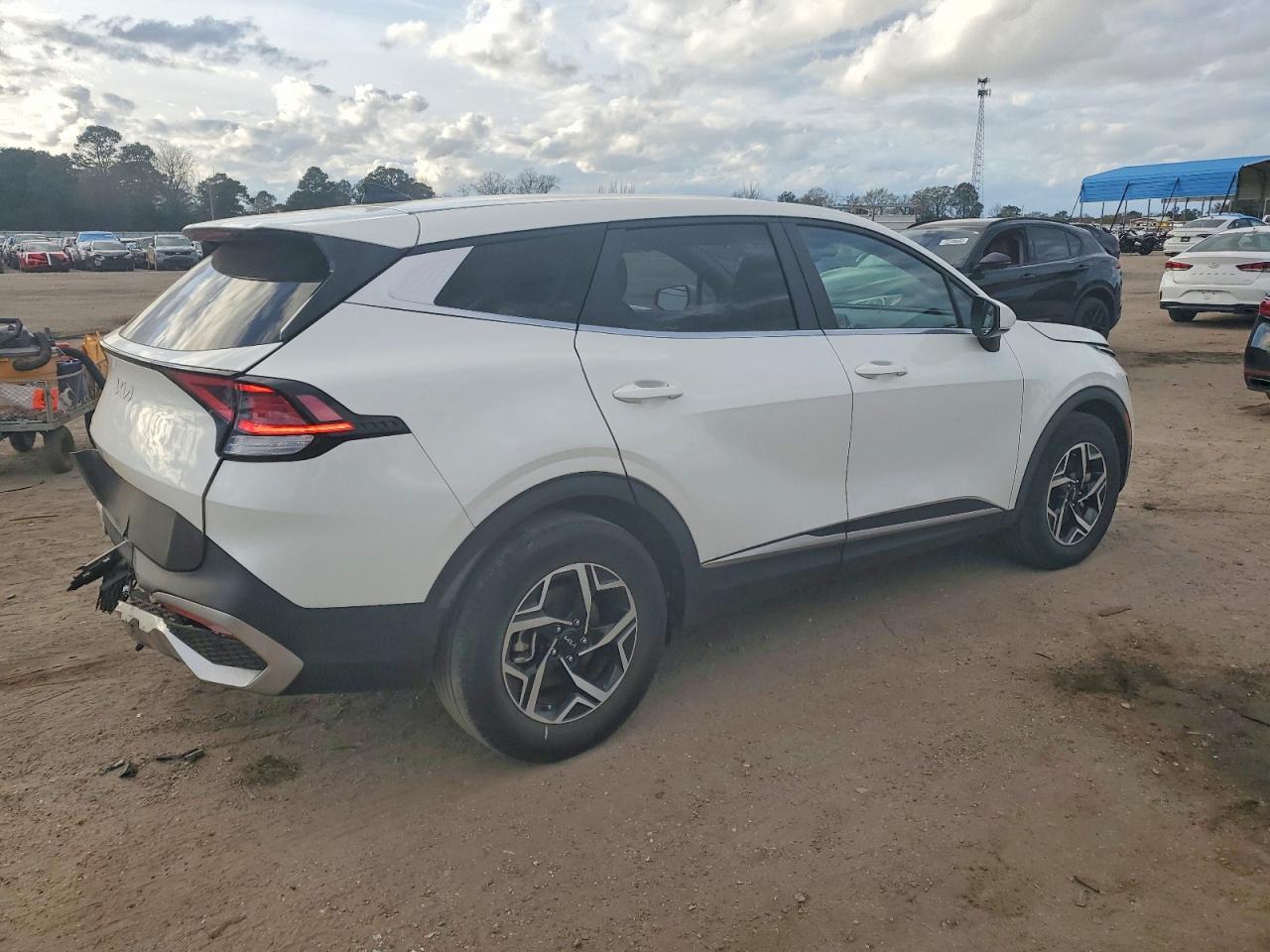 2023 KIA SPORTAGE LX photo 3