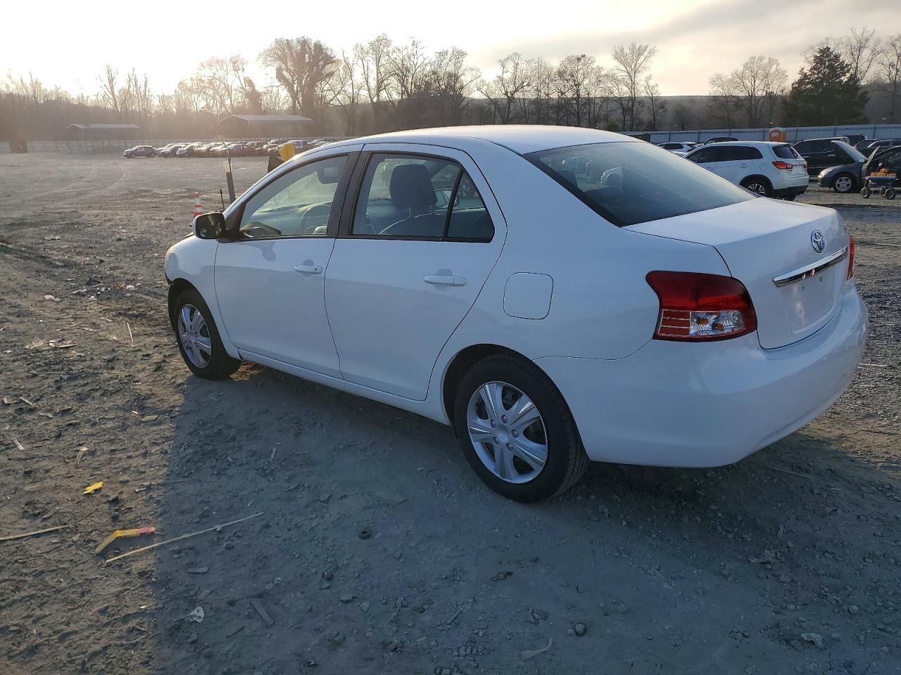 2012 TOYOTA YARIS photo 2