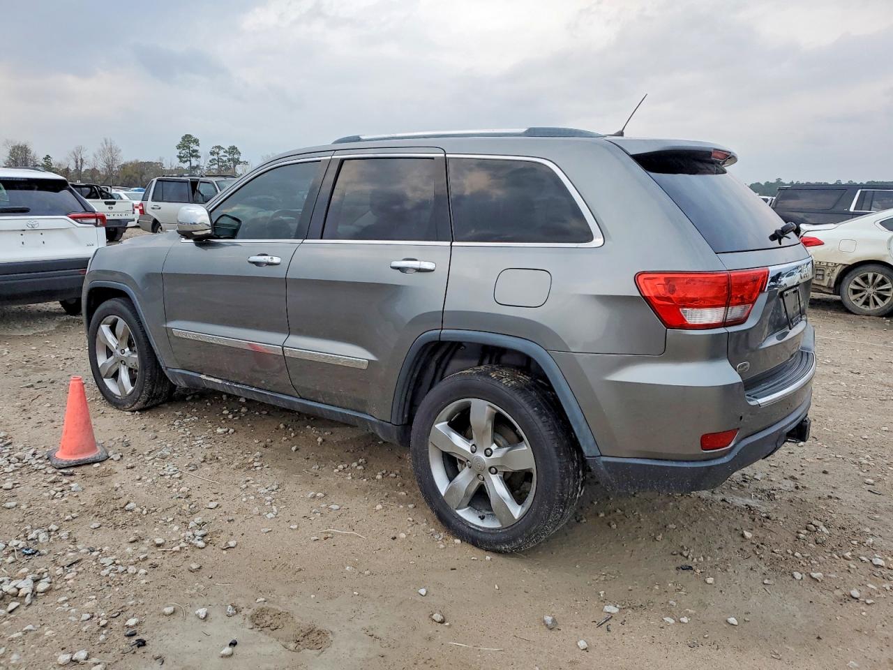 2012 JEEP GRAND CHEROKEE OVERLAND photo 2