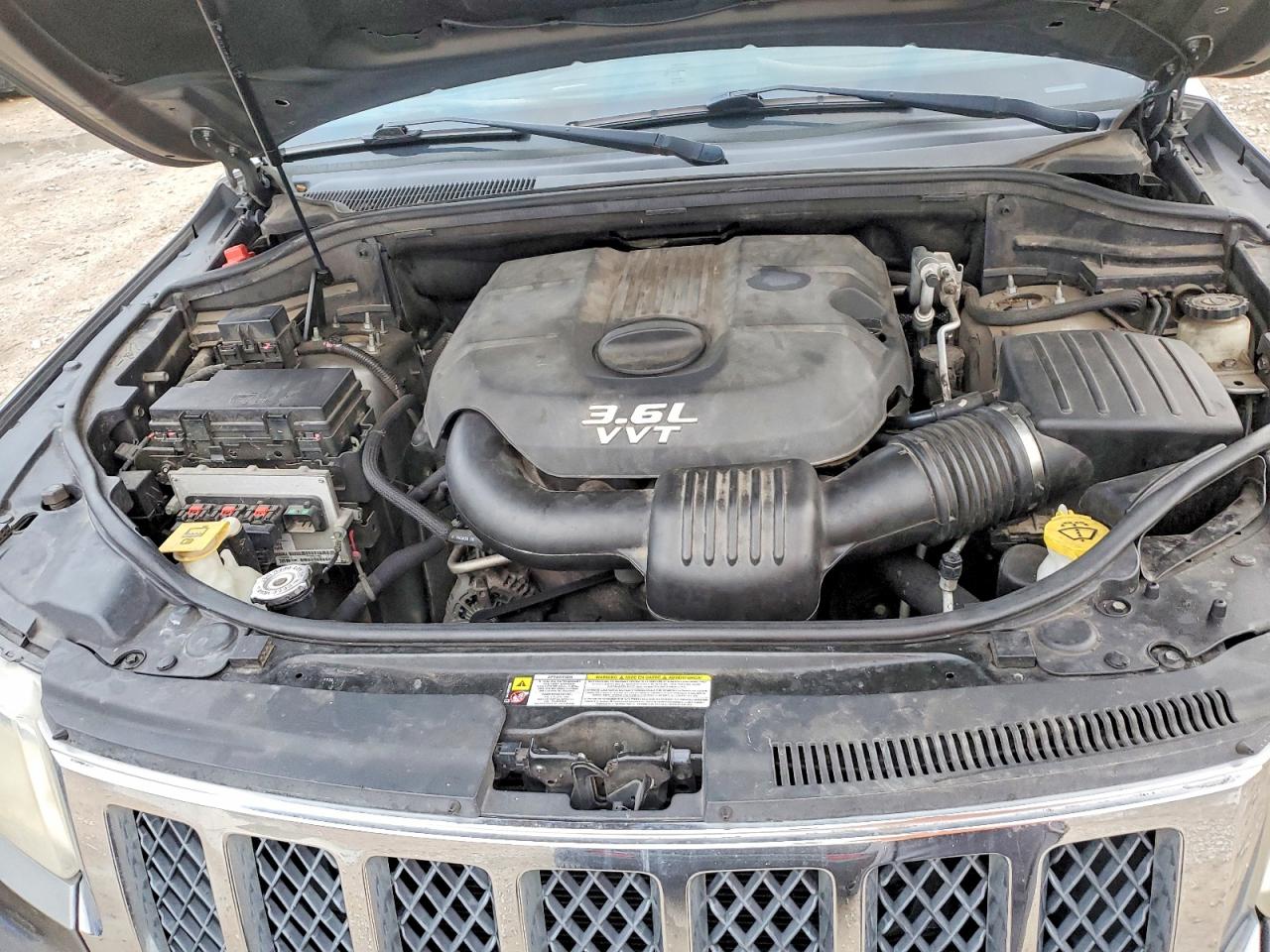 2012 JEEP GRAND CHEROKEE OVERLAND photo 12