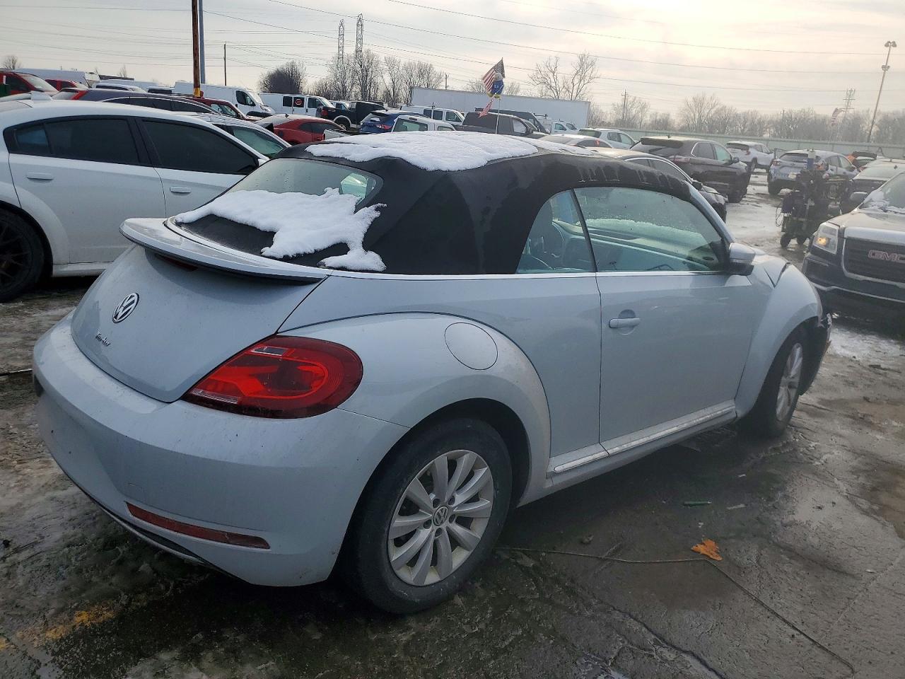 2017 VOLKSWAGEN BEETLE S/SE photo 3
