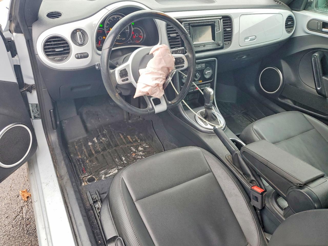 2017 VOLKSWAGEN BEETLE S/SE photo 8