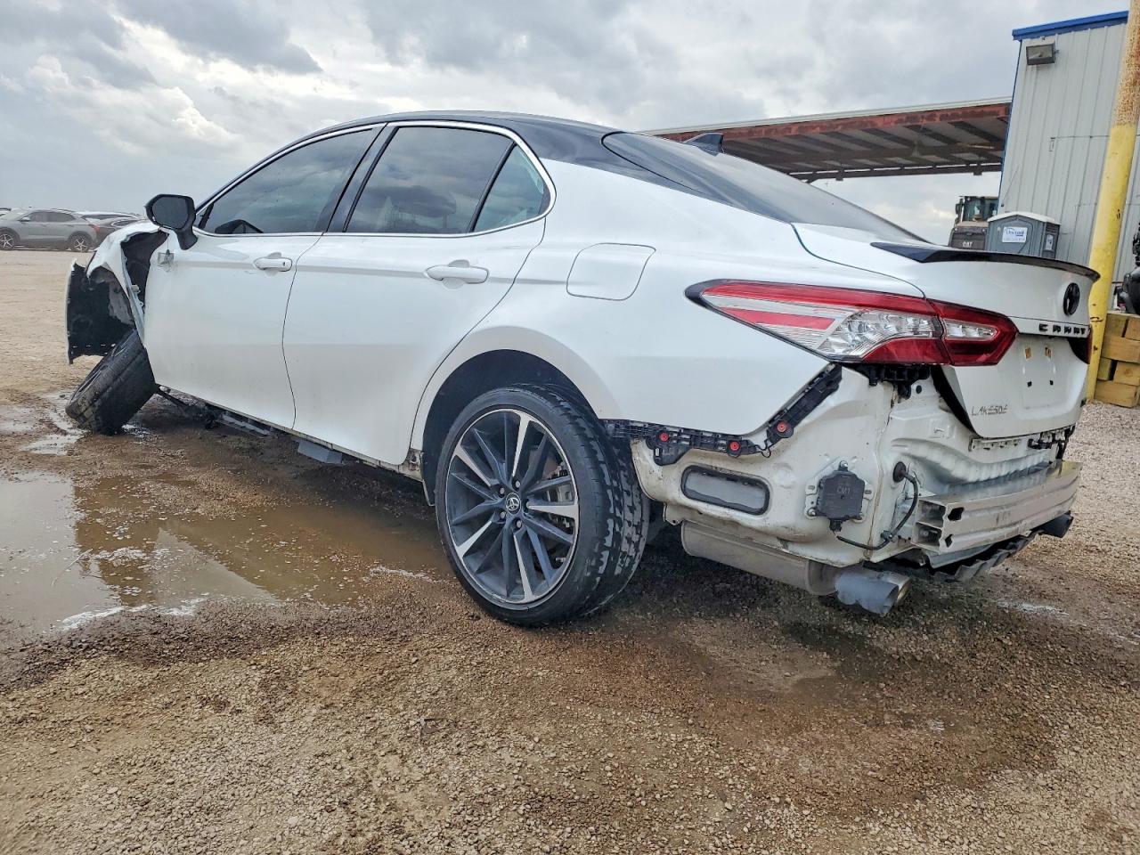 2019 TOYOTA CAMRY XSE photo 2