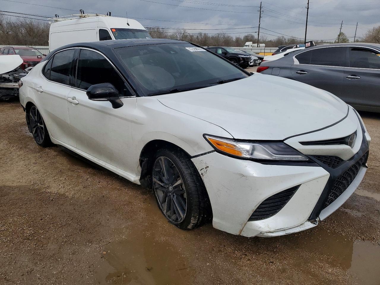 2019 TOYOTA CAMRY XSE photo 4
