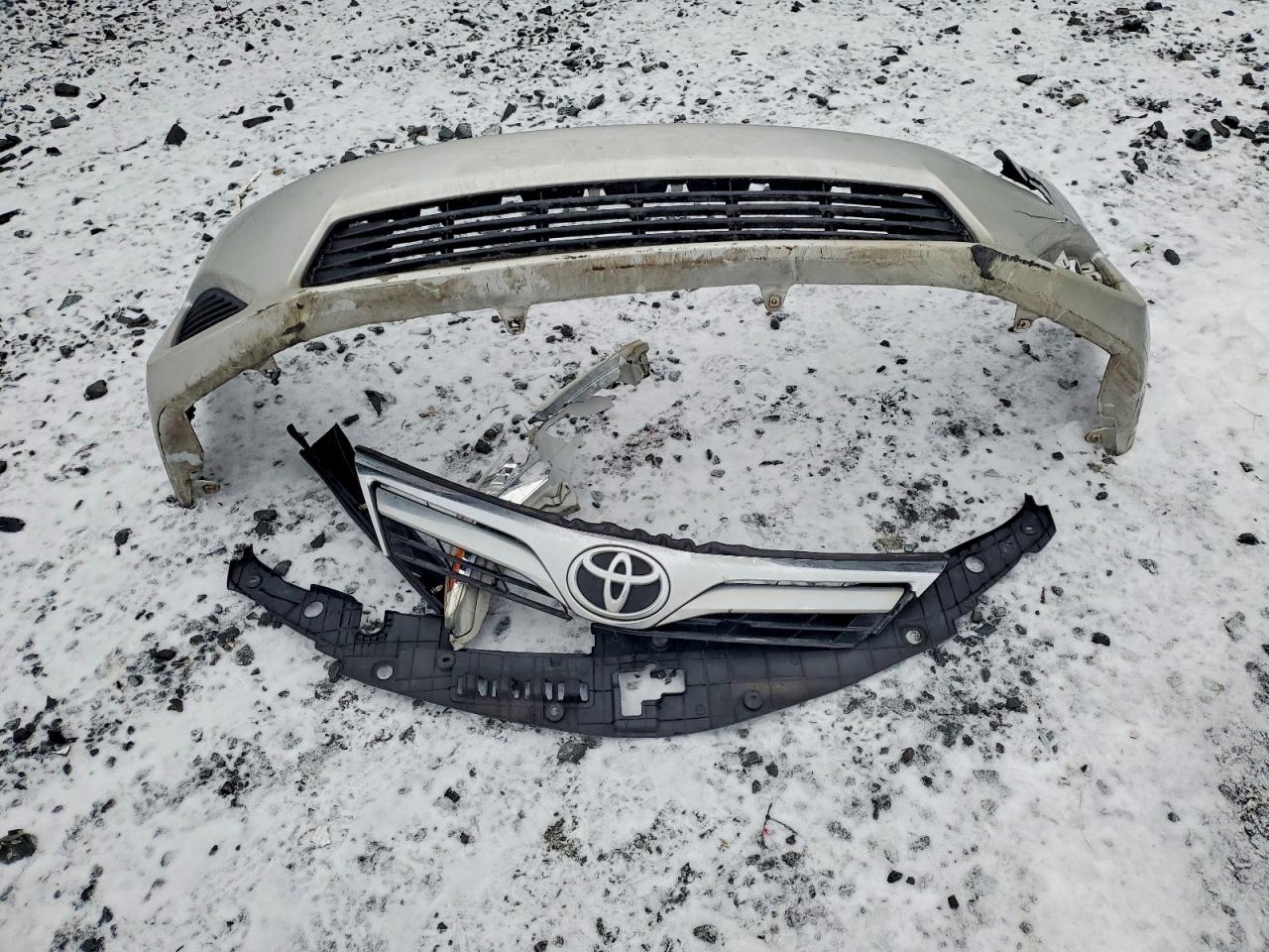 2014 TOYOTA CAMRY L photo 12