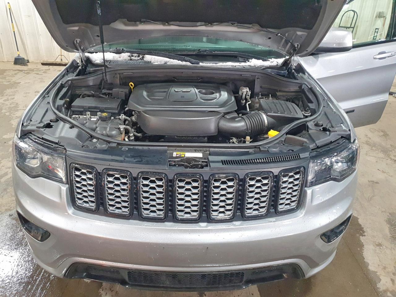 2019 JEEP GRAND CHEROKEE LAREDO photo 12