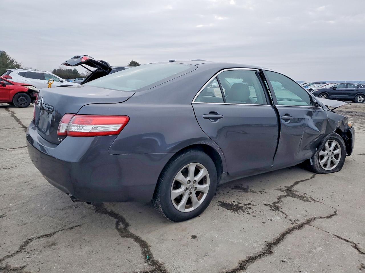 2011 TOYOTA CAMRY BASE photo 3