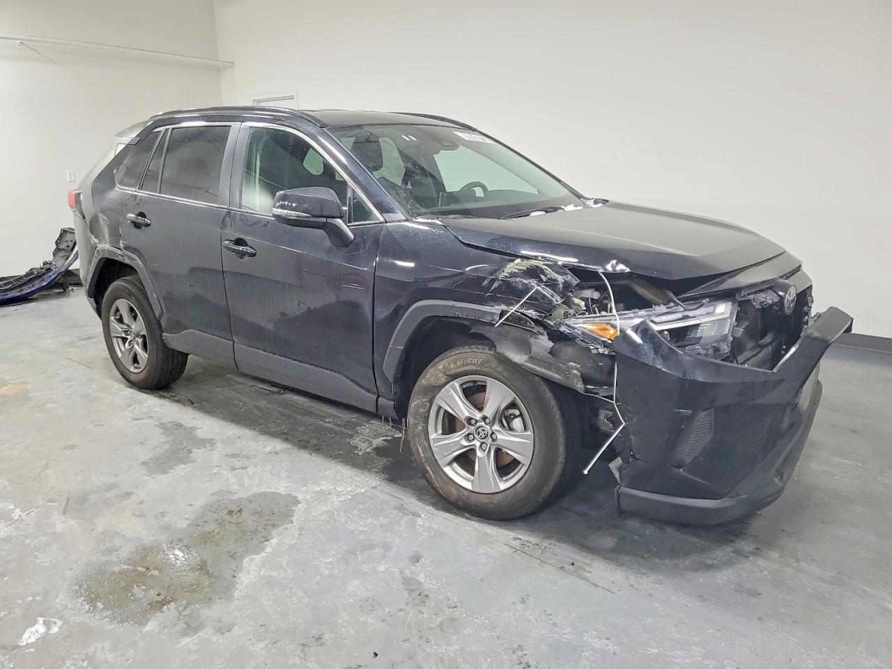 2025 TOYOTA RAV4 XLE photo 4