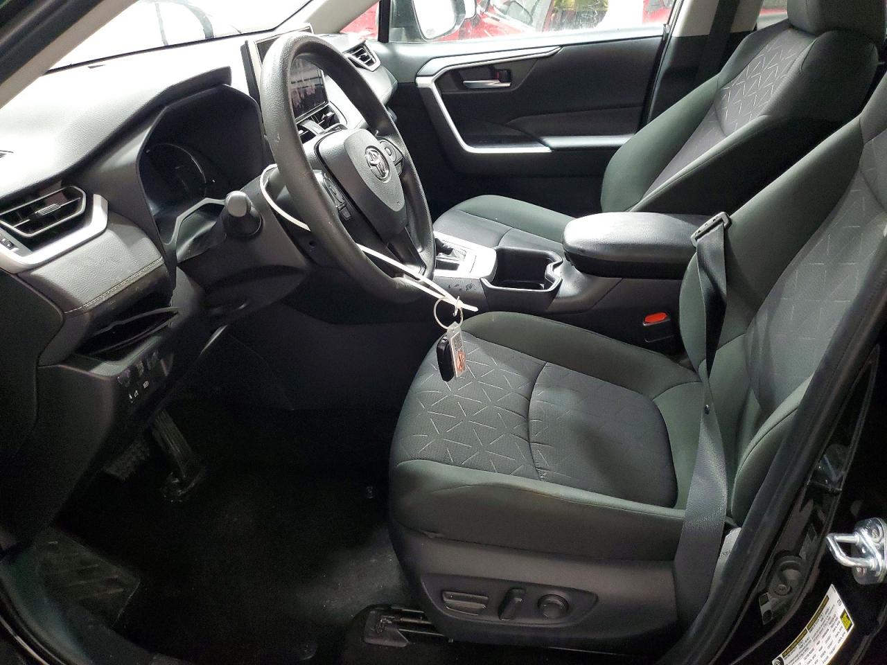 2025 TOYOTA RAV4 XLE photo 7