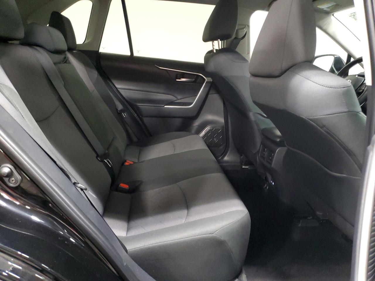 2025 TOYOTA RAV4 XLE photo 11