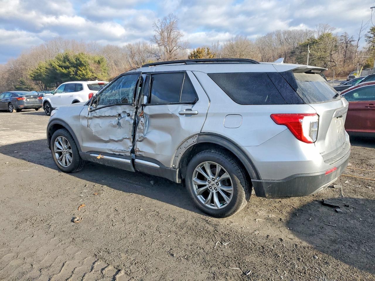 2020 FORD EXPLORER XLT photo 2