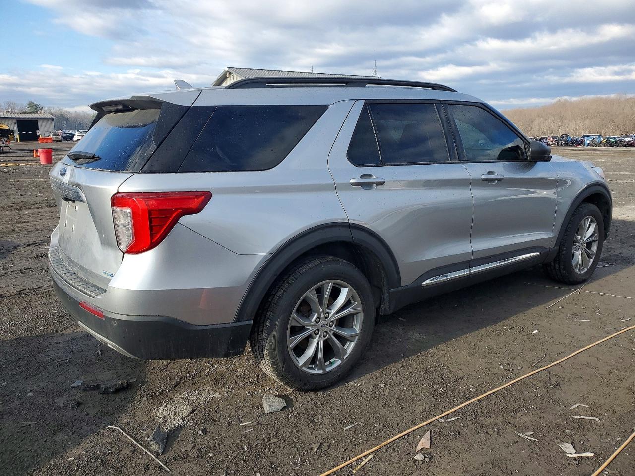 2020 FORD EXPLORER XLT photo 3