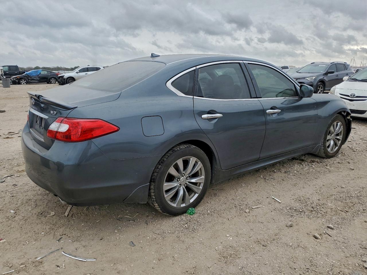 2012 INFINITI M37 photo 3