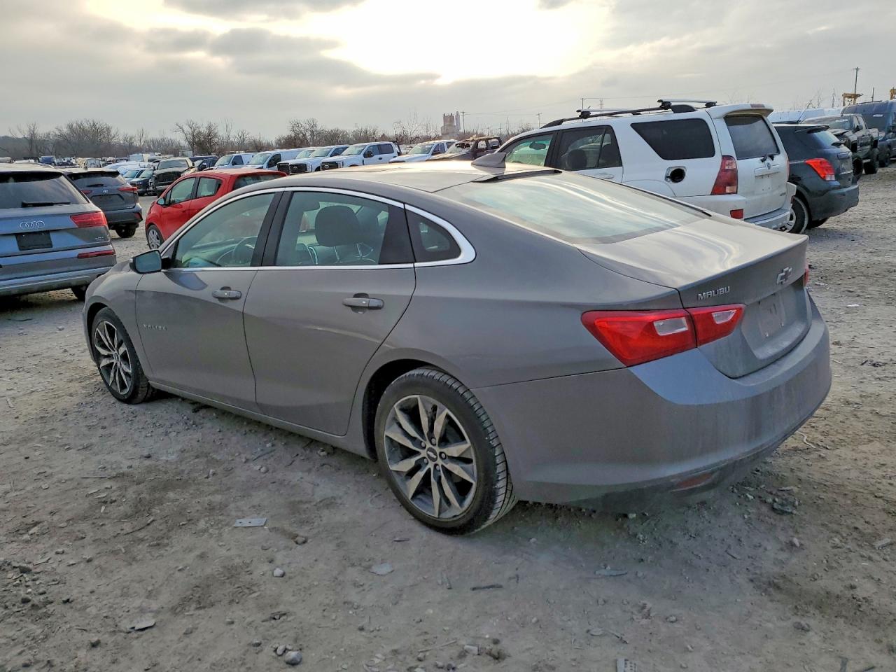 2017 CHEVROLET MALIBU LT photo 2