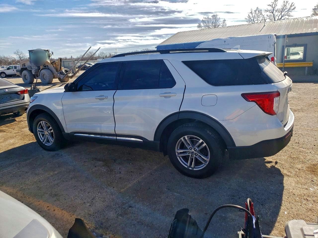 2020 FORD EXPLORER XLT photo 2