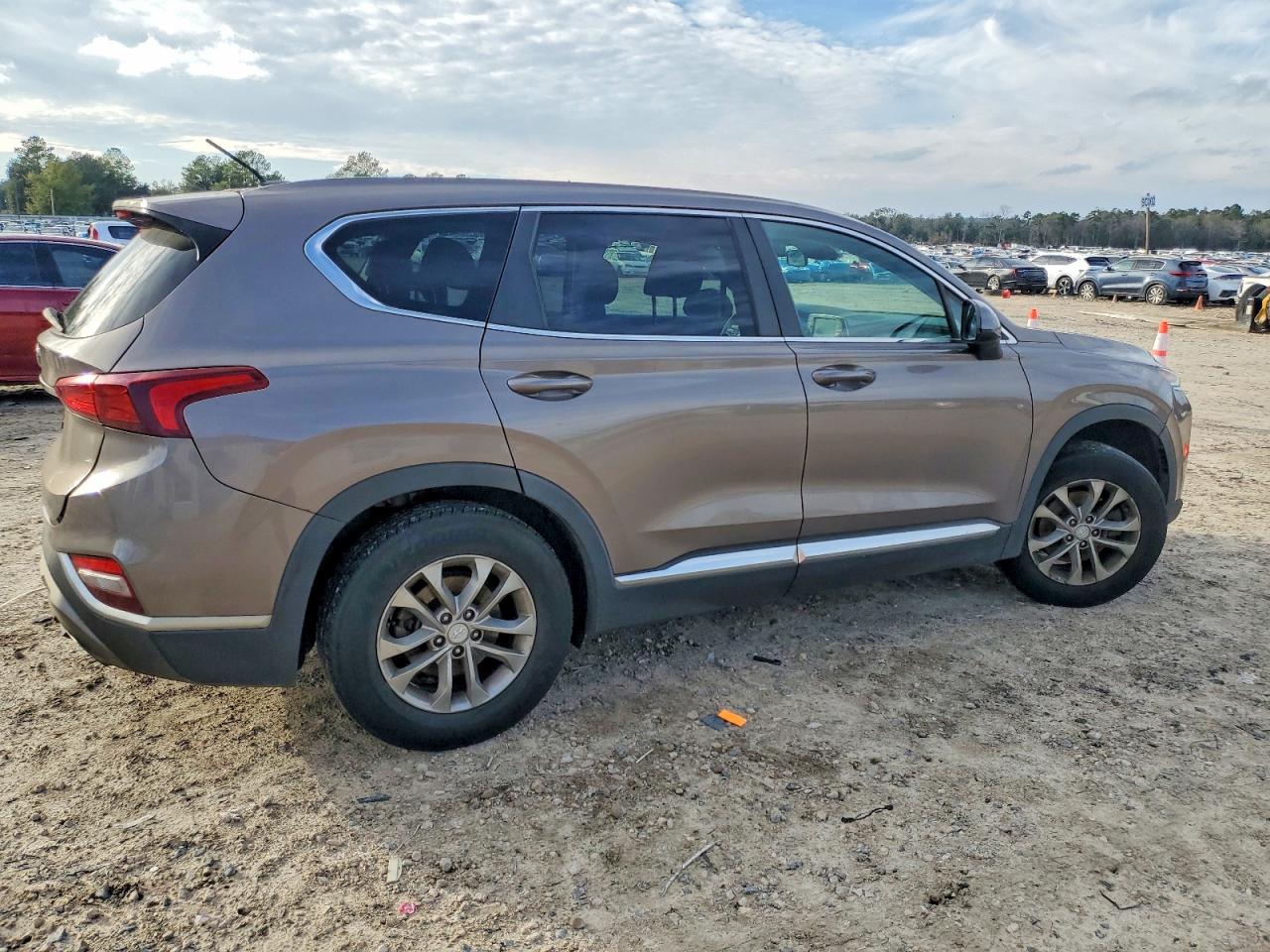2019 HYUNDAI SANTA FE SE photo 3