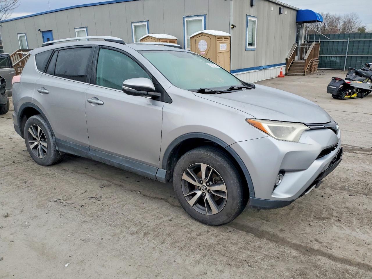2016 TOYOTA RAV4 XLE photo 4