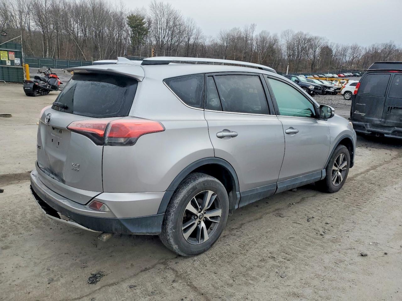2016 TOYOTA RAV4 XLE photo 3