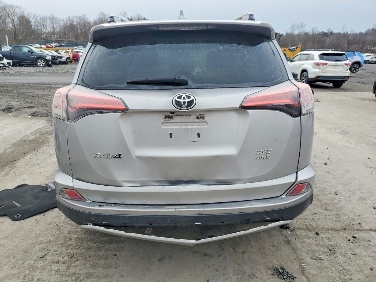2016 TOYOTA RAV4 XLE photo 6
