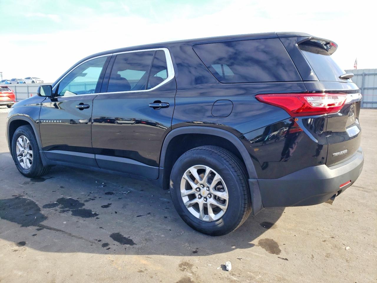 2019 CHEVROLET TRAVERSE LS photo 2