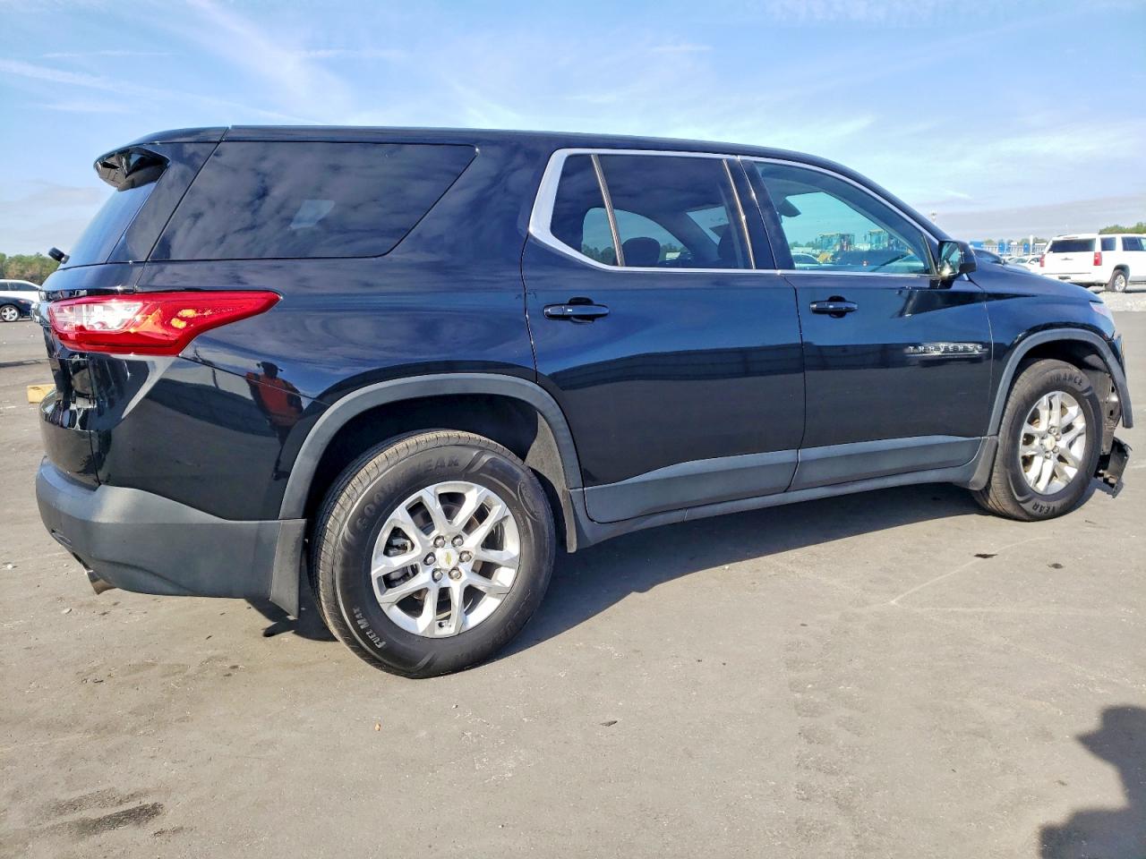 2019 CHEVROLET TRAVERSE LS photo 3
