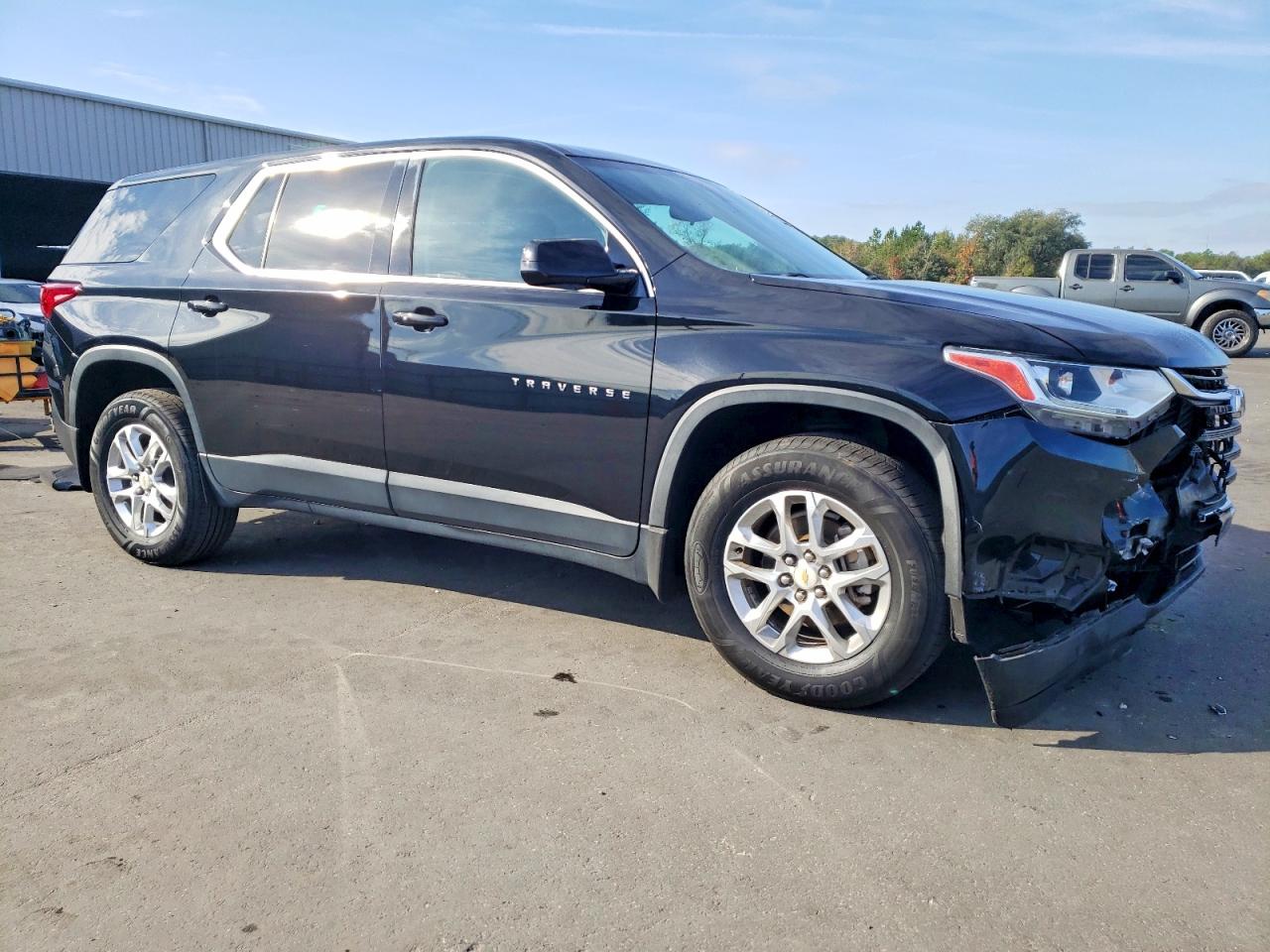 2019 CHEVROLET TRAVERSE LS photo 4