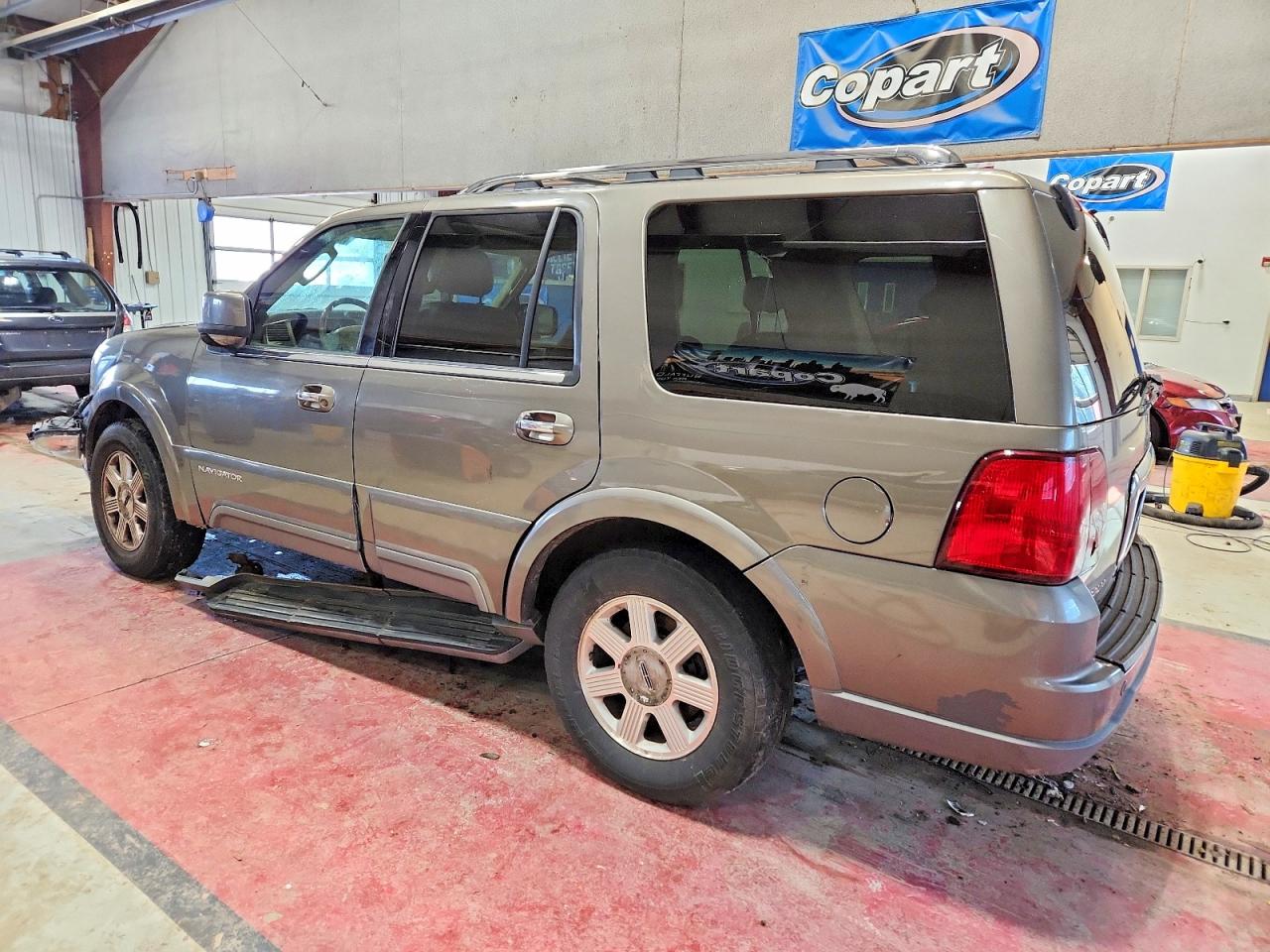 2004 LINCOLN NAVIGATOR photo 2