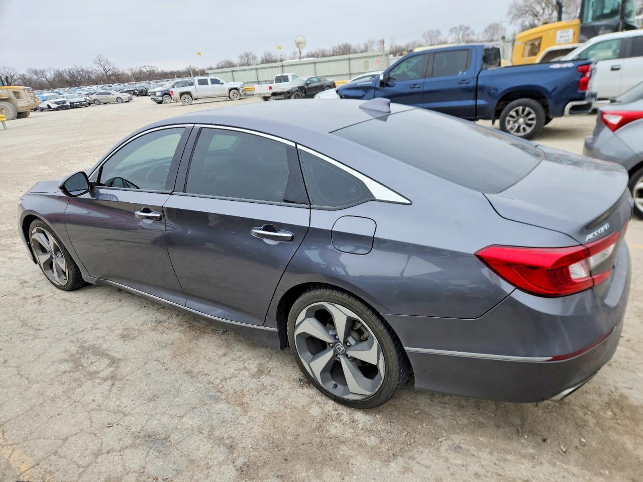 2018 HONDA ACCORD TOURING photo 2