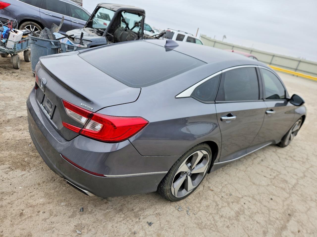 2018 HONDA ACCORD TOURING photo 3