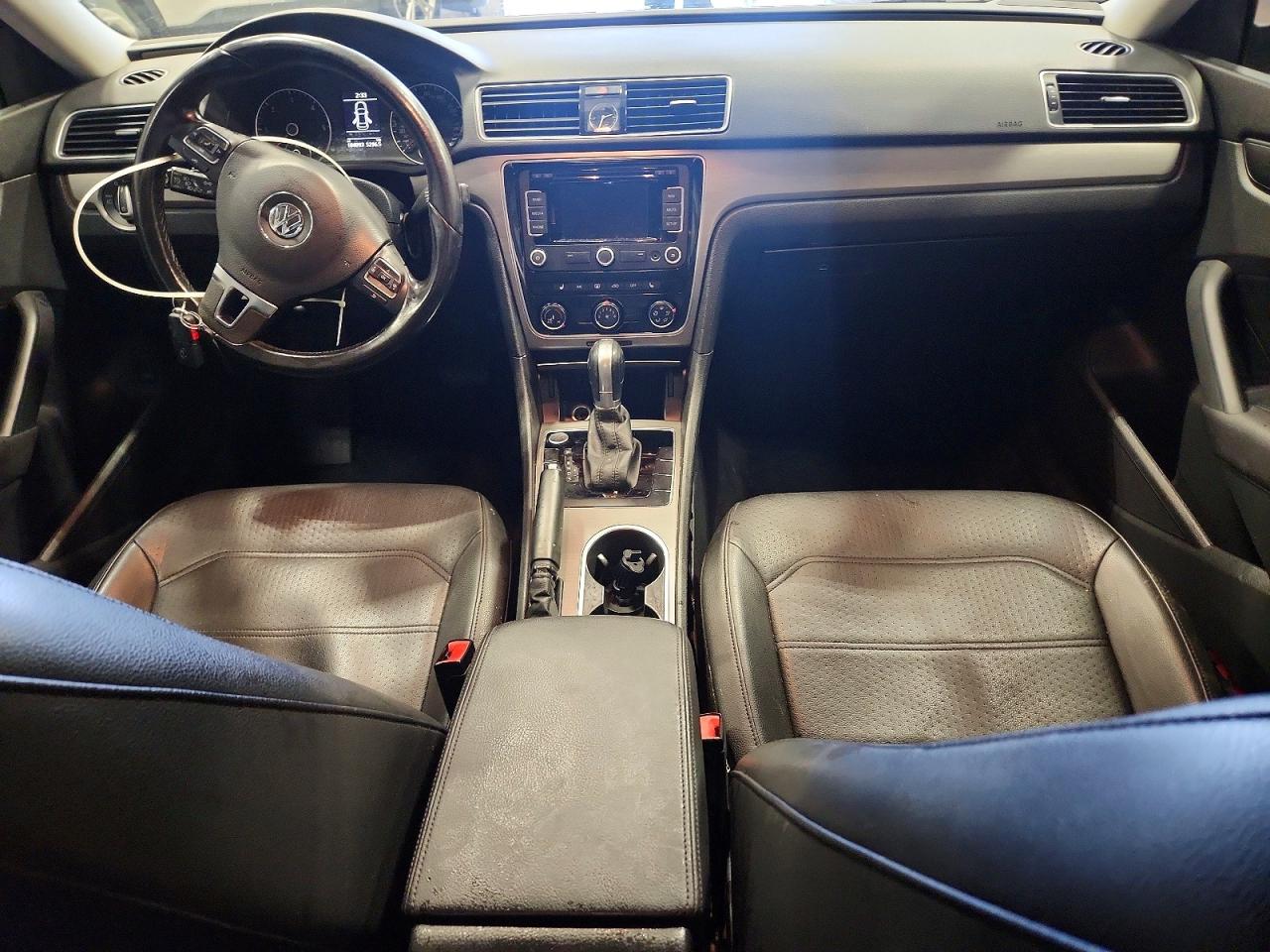 2015 VOLKSWAGEN PASSAT SE photo 8