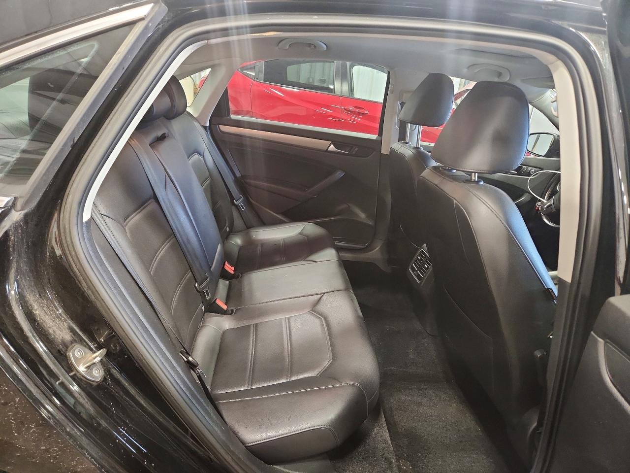 2015 VOLKSWAGEN PASSAT SE photo 10