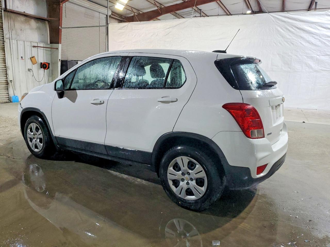 2019 CHEVROLET TRAX LS photo 2