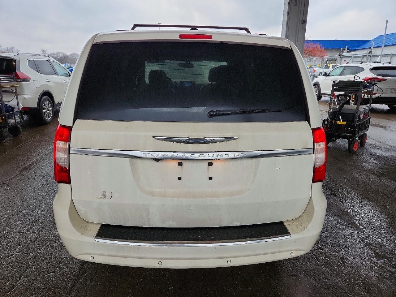 2011 CHRYSLER TOWN & COUNTRY TOURING L photo 6