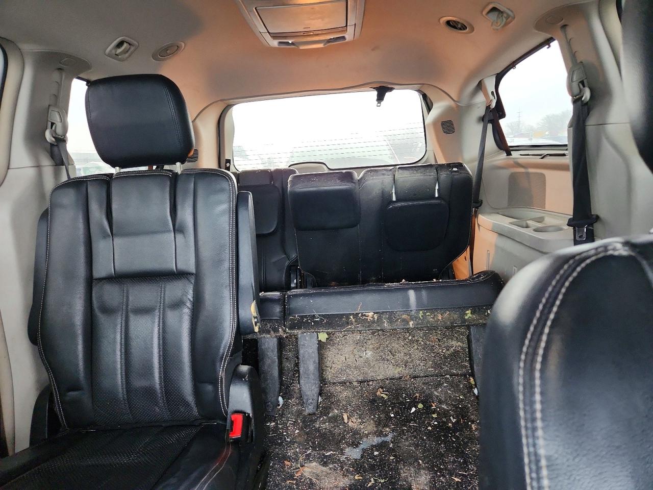 2011 CHRYSLER TOWN & COUNTRY TOURING L photo 10
