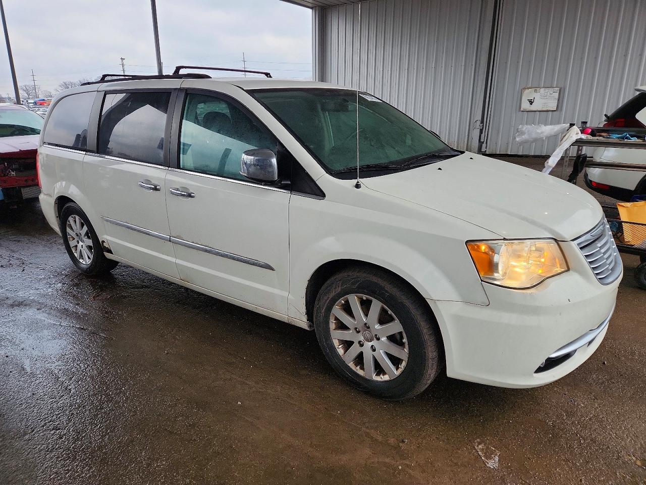 2011 CHRYSLER TOWN & COUNTRY TOURING L photo 4