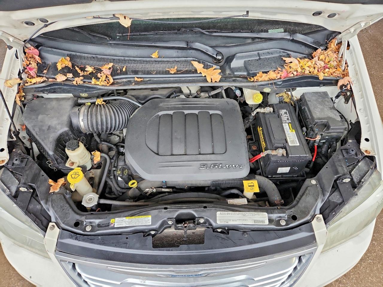 2011 CHRYSLER TOWN & COUNTRY TOURING L photo 12