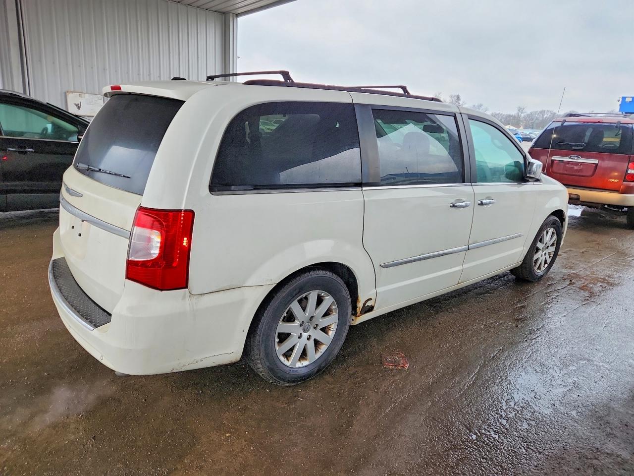 2011 CHRYSLER TOWN & COUNTRY TOURING L photo 3