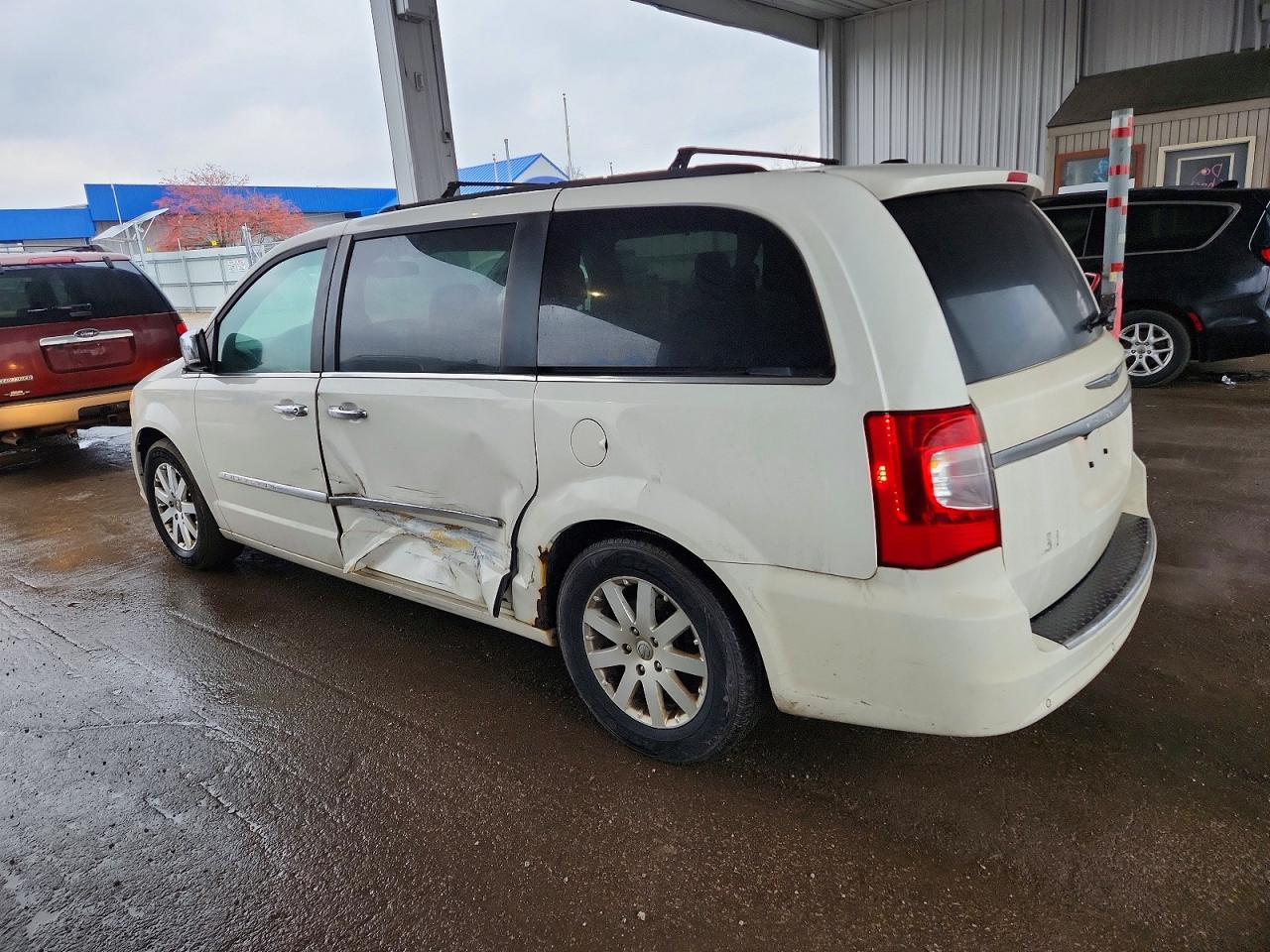 2011 CHRYSLER TOWN & COUNTRY TOURING L photo 2