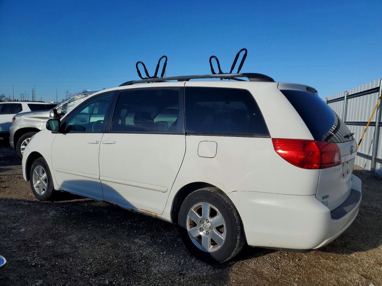 2006 TOYOTA SIENNA photo 2
