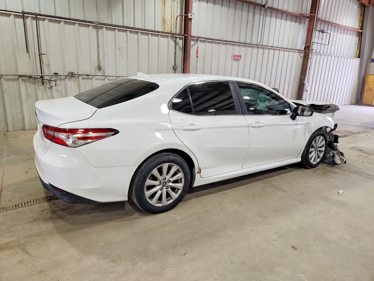 2020 TOYOTA CAMRY LE photo 5