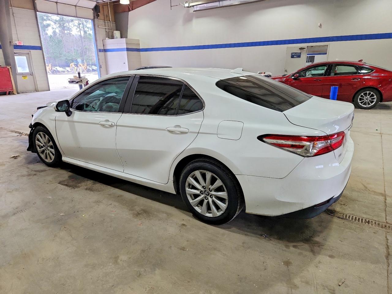 2020 TOYOTA CAMRY LE photo 3
