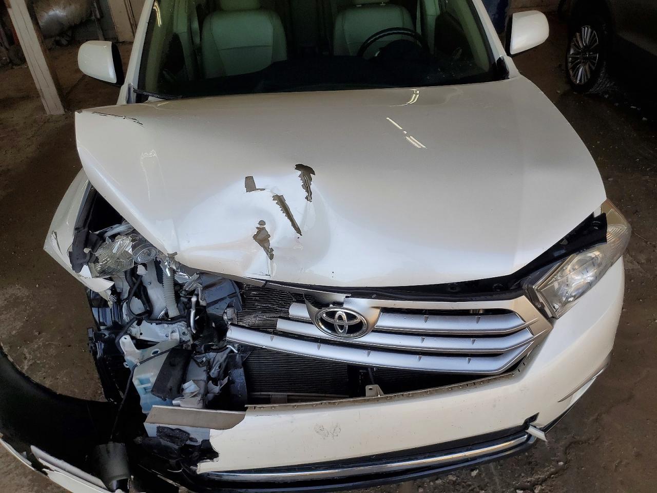 2013 TOYOTA HIGHLANDER BASE photo 12