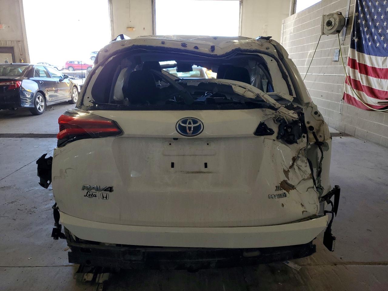 2018 TOYOTA RAV4 HV LE photo 6