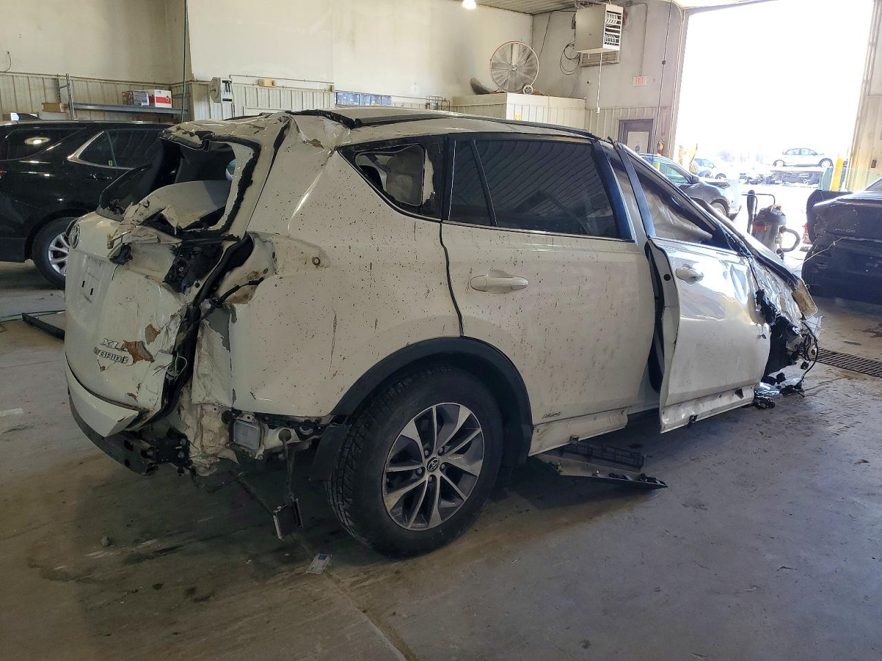 2018 TOYOTA RAV4 HV LE photo 3